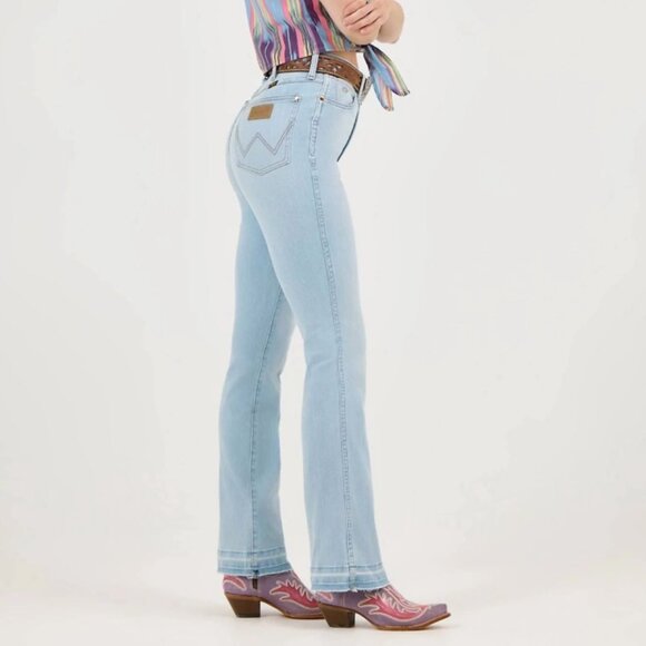 NWT Wrangler X Lainey Wilson Women's 28X32 Raw Hem Boot Hugger Jeans Light Wash - Picture 2 of 15